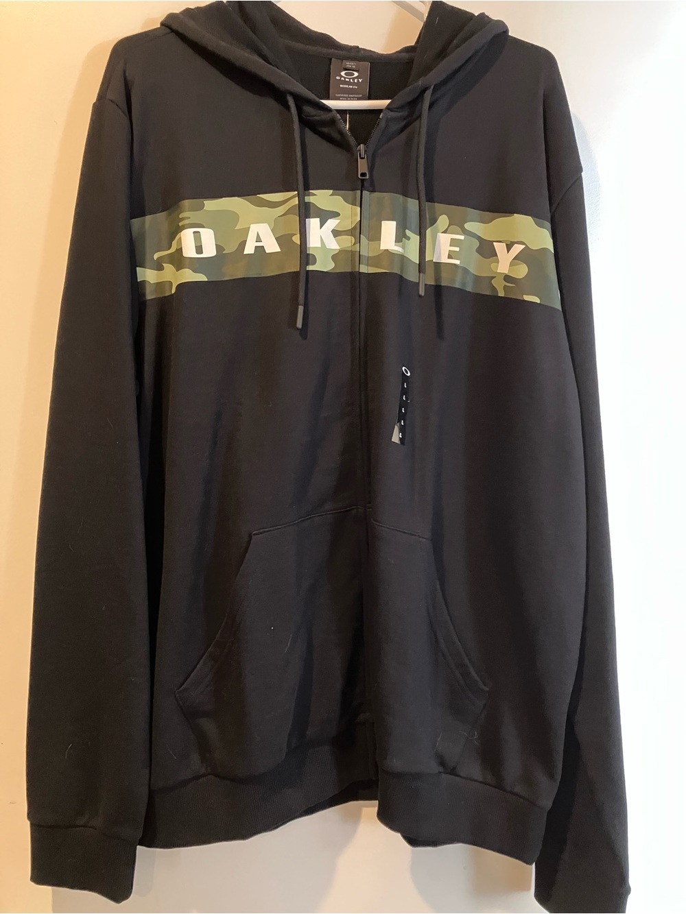 NWT Oakley long sleeved zip up hoodie large